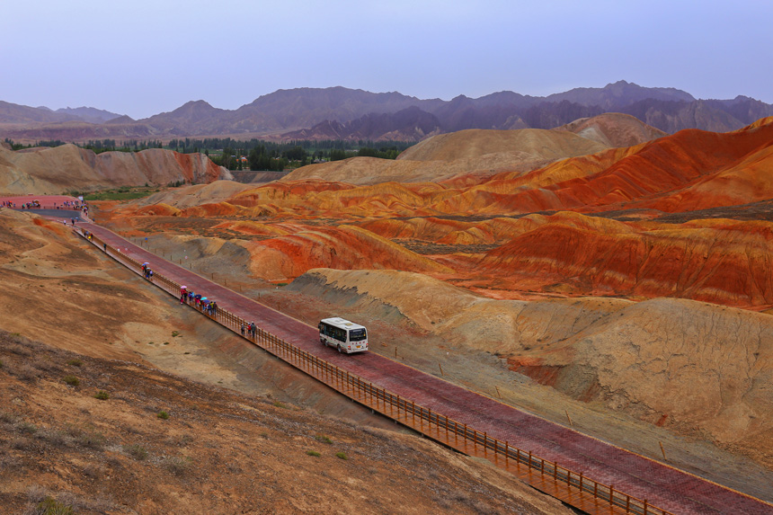 甘肃张掖 雨中七彩丹霞别样美 (4).jpg