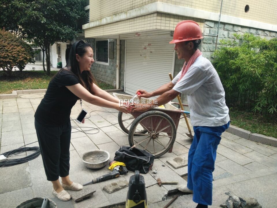 企业职工给小区道路养护人员送清凉