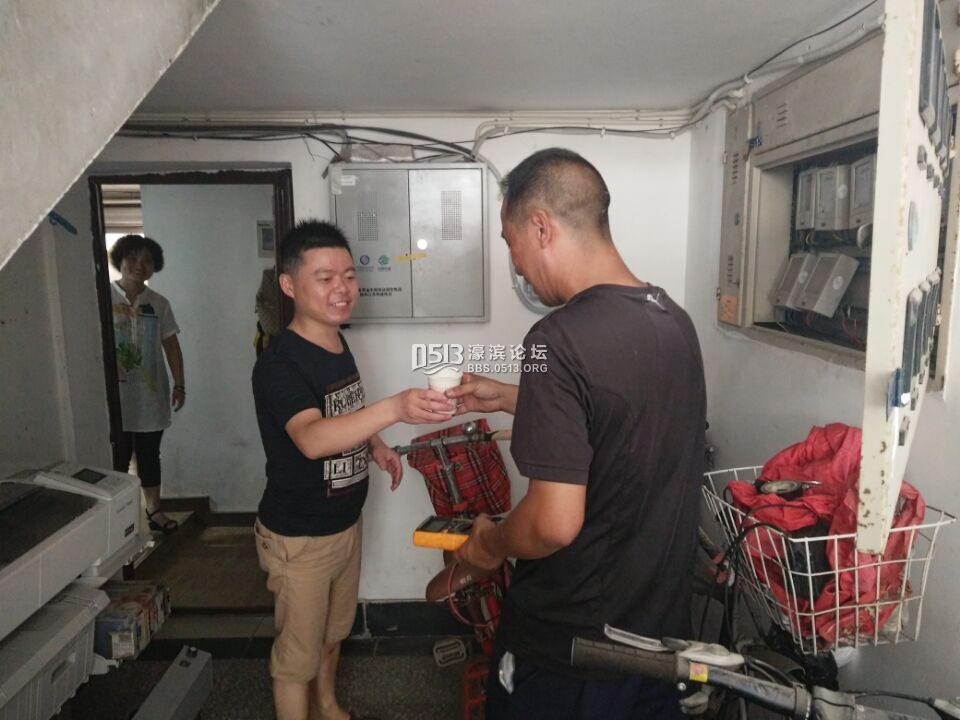 邻里居民给电梯维保人员递水