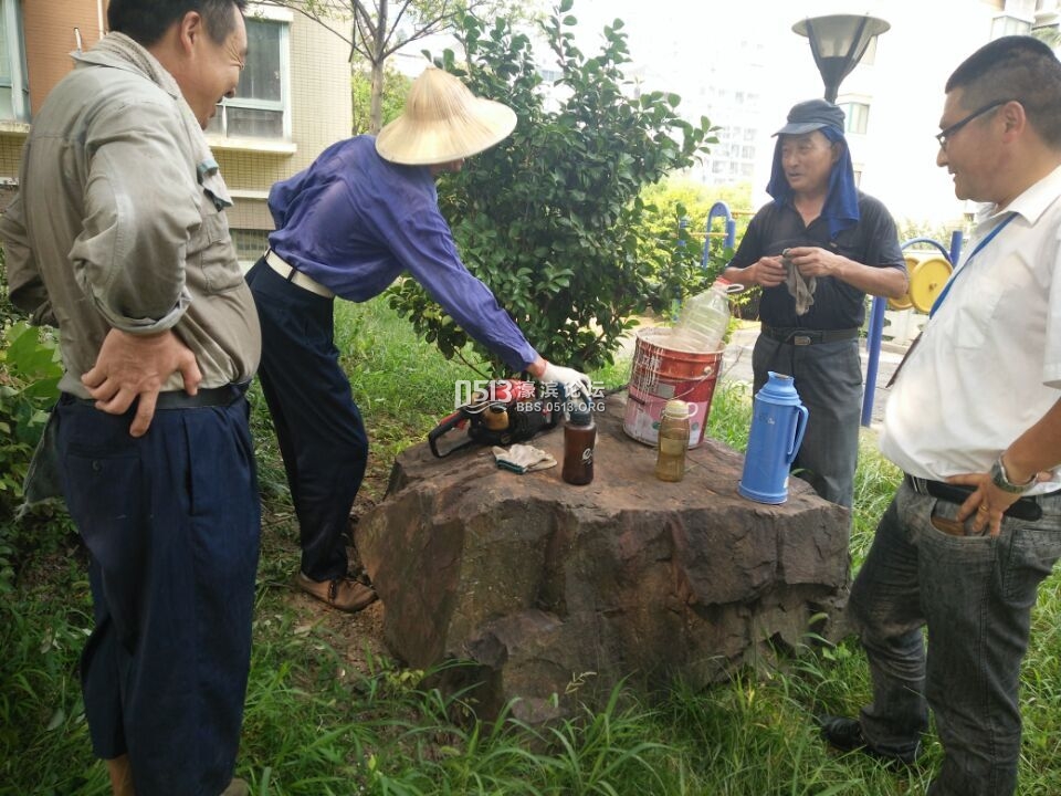 天气太热啦师傅喝杯水休息下吧