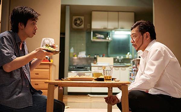 这位黑道大哥表示：谁告诉你炒饭要用隔夜冷饭的！