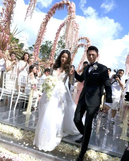 霍建华婚礼告白林心如：和你成为夫妻是最幸运的事