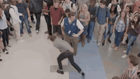 从这两位没啥才华的副校长身上，你看到了川普和希拉里吗？