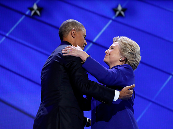 趣看｜奥巴马希拉里“闺蜜抱”，昔日政敌花式“秀恩爱”