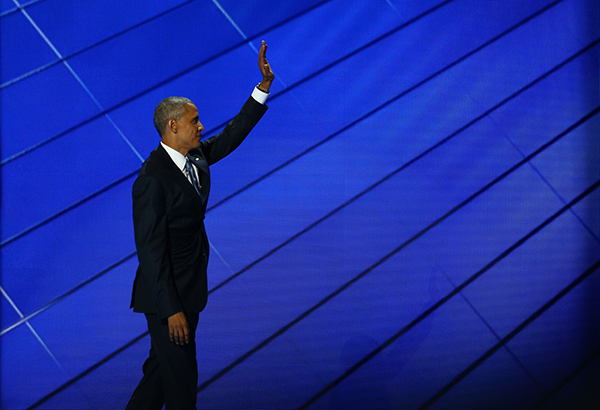 趣看｜奥巴马希拉里“闺蜜抱”，昔日政敌花式“秀恩爱”