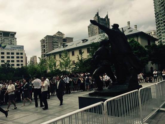 银幕上大波偶像来袭，现实中鲜肉错峰出行