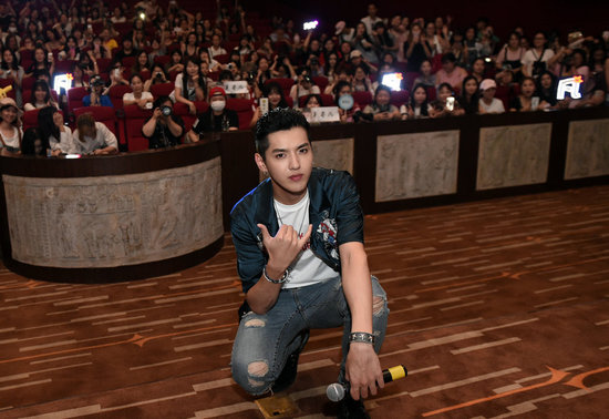 银幕上大波偶像来袭，现实中鲜肉错峰出行