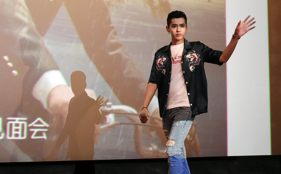 银幕上大波偶像来袭，现实中鲜肉错峰出行