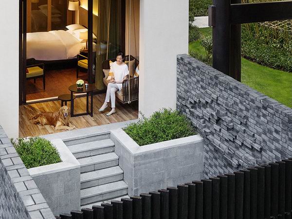 跟着主人去度假，汪星人也可以住得舒适又体面