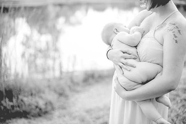 世界母乳喂养周：来看看这些闪耀母性光辉的瞬间