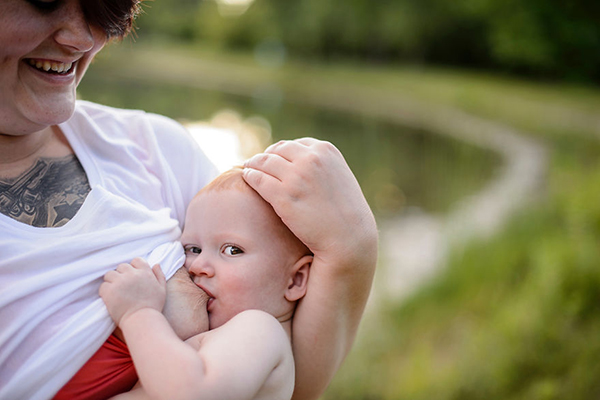 世界母乳喂养周：来看看这些闪耀母性光辉的瞬间
