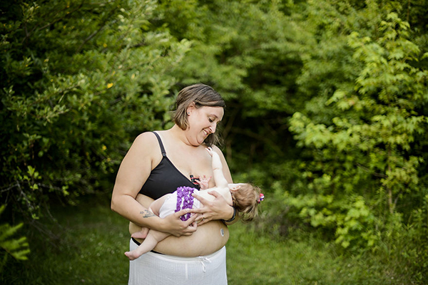 世界母乳喂养周：来看看这些闪耀母性光辉的瞬间