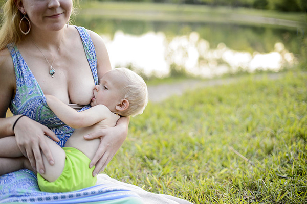 世界母乳喂养周：来看看这些闪耀母性光辉的瞬间