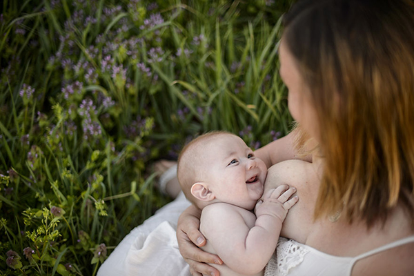 世界母乳喂养周：来看看这些闪耀母性光辉的瞬间