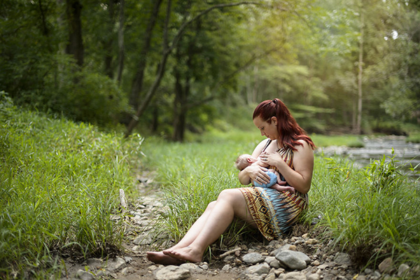 世界母乳喂养周：来看看这些闪耀母性光辉的瞬间