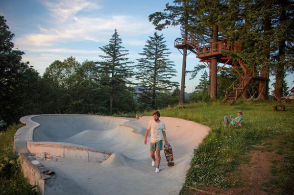 这个住在树屋的男人，实现了我们全部的儿时梦想