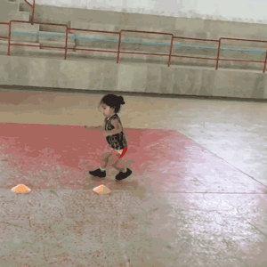 健身Boy挑战高难度，3岁网红惊呆成年人