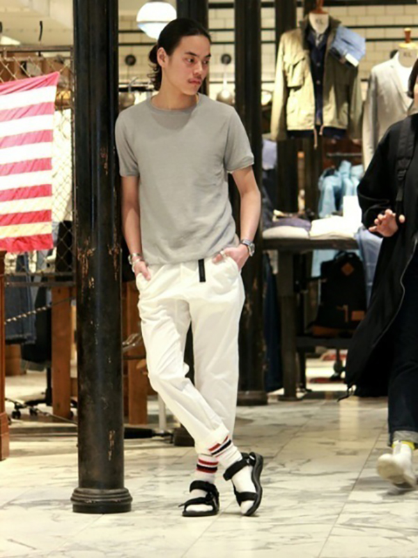 要做时髦男神掌门人？那你得知道袢带凉鞋VS袜子的穿法