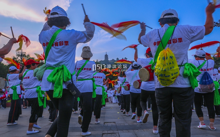 南通举行庆祝 8.12南通体育曰 2016大型健身走活动 (2).jpg