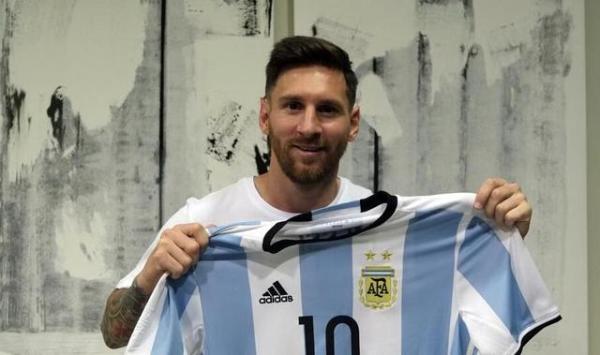 梅西确定回归阿根廷队：我不想再给国家队添麻烦，我爱阿根廷