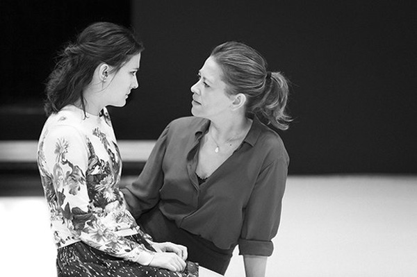 没有布景的《桥头风景》，凭什么斩获美国戏剧最高奖？