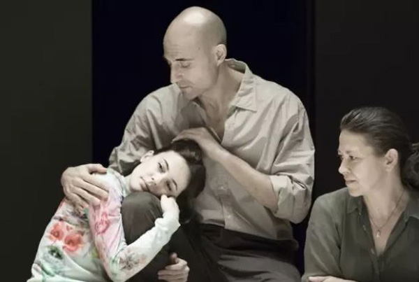 没有布景的《桥头风景》，凭什么斩获美国戏剧最高奖？