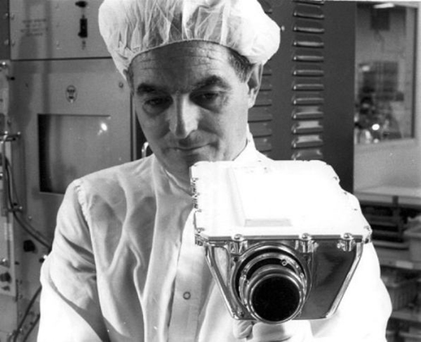 美国第一次登月到底是真是假？有人还原场景做了验证