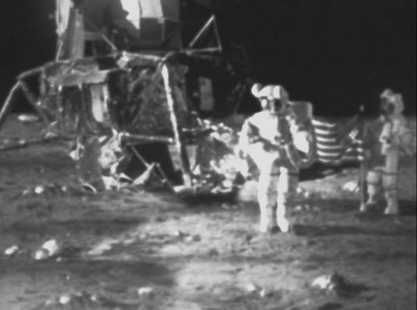 美国第一次登月到底是真是假？有人还原场景做了验证