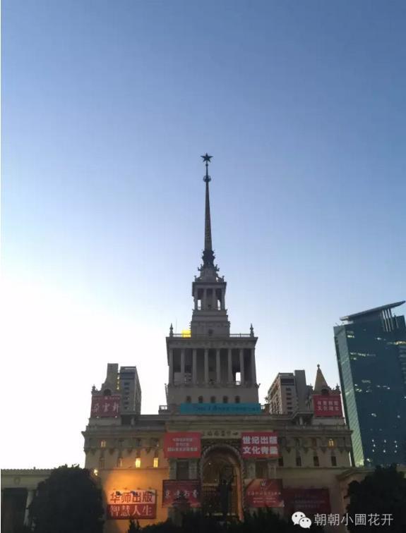 上海每年有很多大小展览，三伏天里的书展是我比较喜欢的