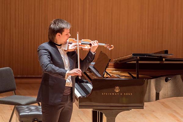 首届上海斯特恩国际小提琴赛开赛，选手和评委水平双高