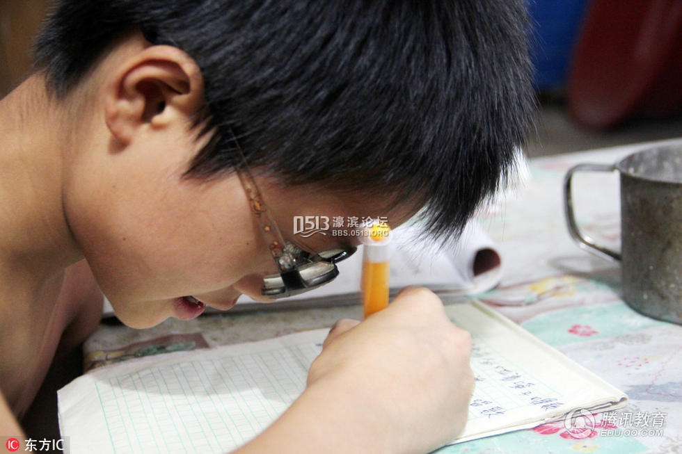 河南11岁男孩近视2000多度 上学成难题