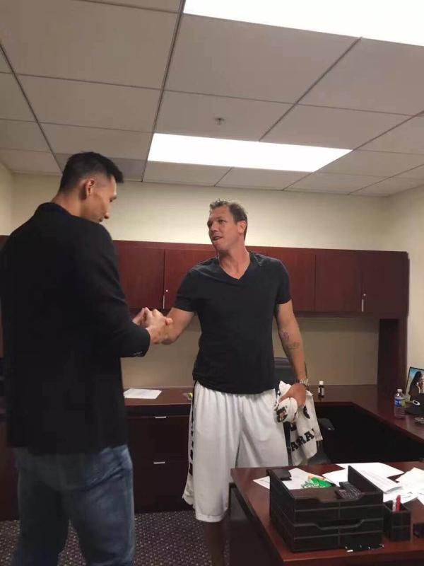 易建联正式签约湖人身披11号，去年他拒绝了科比的邀请