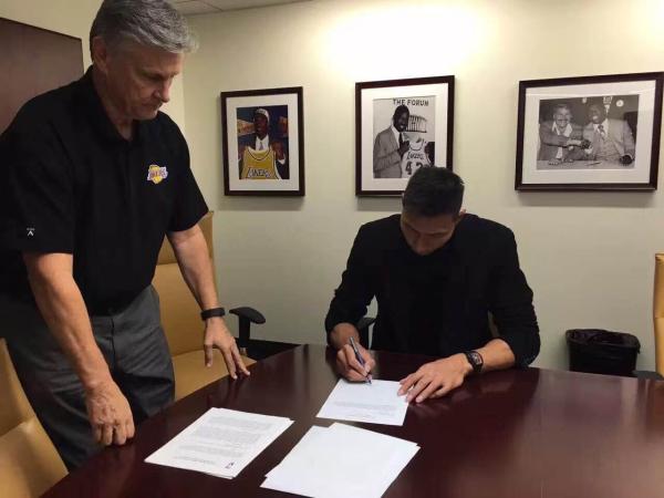 易建联正式签约湖人身披11号，去年他拒绝了科比的邀请