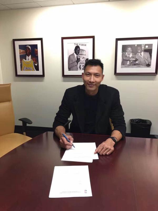 易建联正式签约湖人身披11号，去年他拒绝了科比的邀请