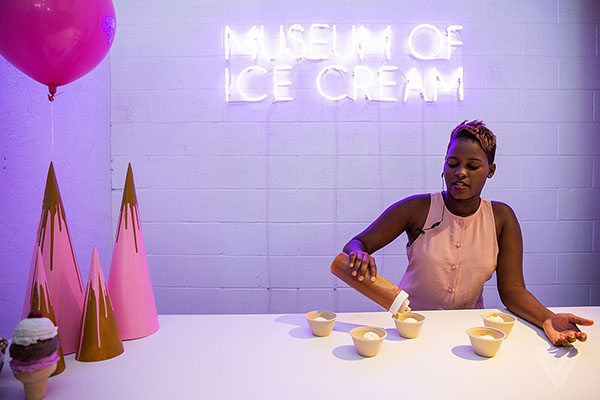 张开大嘴来参加这个夏日冰淇淋泒对吧