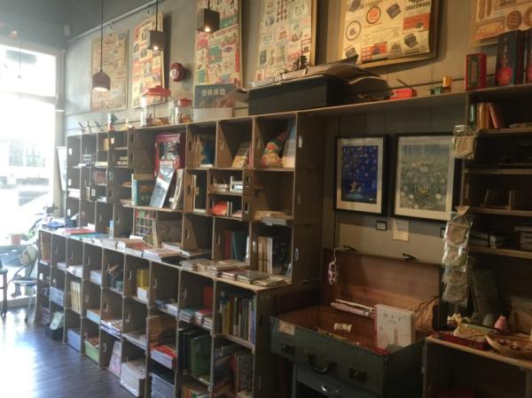 在华文教育不占主流的新加坡，这家草根书店是如何坚守的？