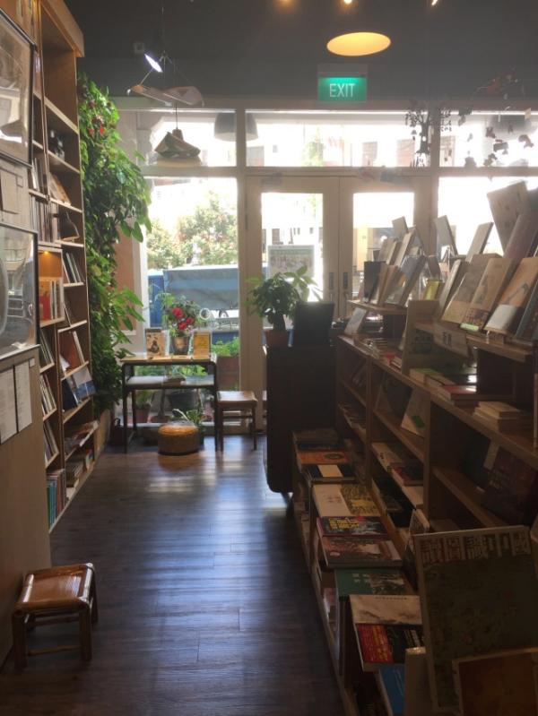 在华文教育不占主流的新加坡，这家草根书店是如何坚守的？