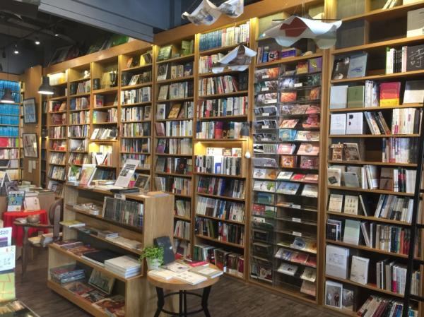 在华文教育不占主流的新加坡，这家草根书店是如何坚守的？