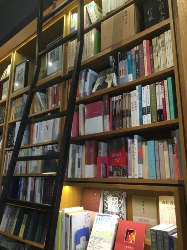 在华文教育不占主流的新加坡，这家草根书店是如何坚守的？