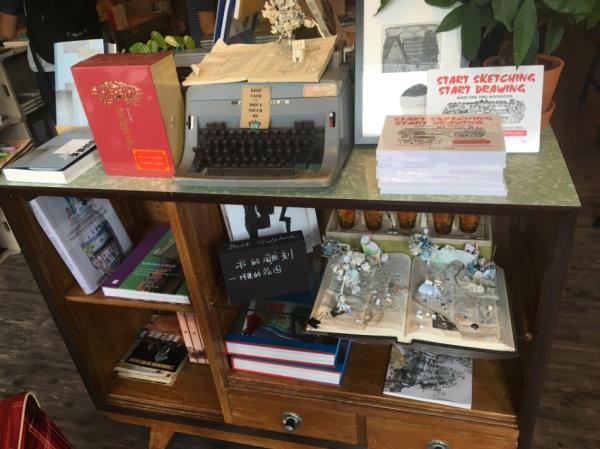 在华文教育不占主流的新加坡，这家草根书店是如何坚守的？