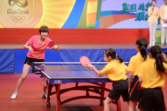 用公交卡就能打败你不夸张，刘国梁访港表演羽球拍PK林丹