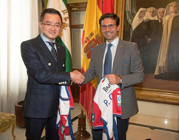 买下西甲球队、入股森林狼发力过猛？他还要与梅西皮克做生意