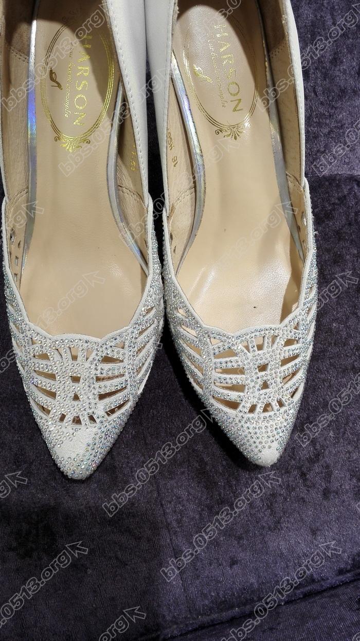 鞋头水钻掉了一大片