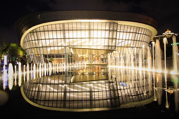 这将是我们大家的舞蹈中心，既有高雅演出，也欢迎广场舞大妈