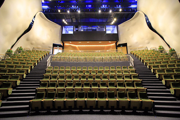 这将是我们大家的舞蹈中心，既有高雅演出，也欢迎广场舞大妈