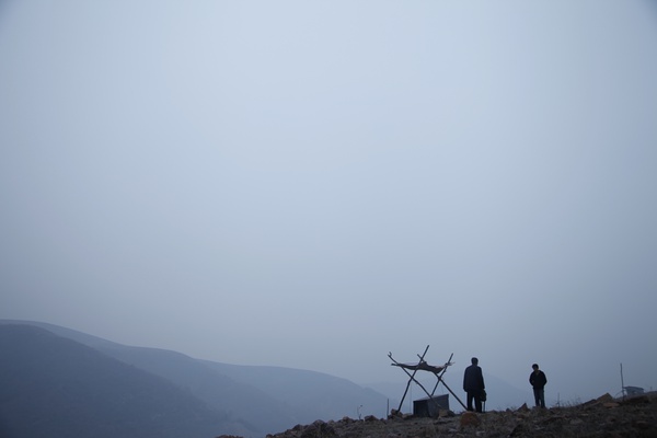 农村题材不一定就得拍得土，比如《喊·山》