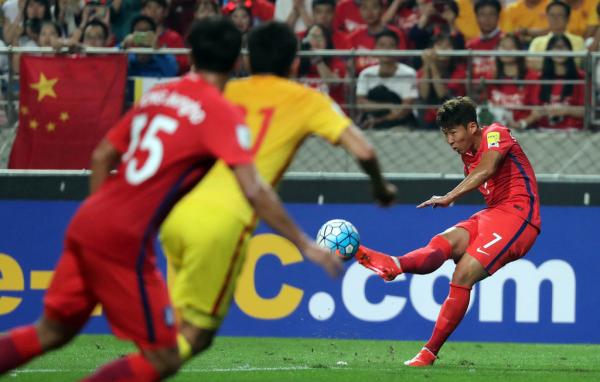 中韩大战正在上演：郑智不慎乌龙，武磊单刀射门被挡