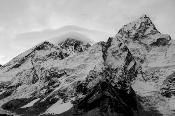 一群登山者靠着“兴奋剂”登顶珠峰？地塞米松成了化学担保？