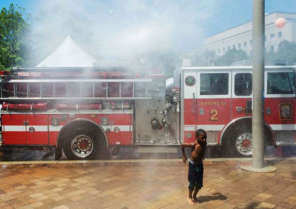 赶紧抓住最后的尾巴，像孩子一样拥抱夏日！