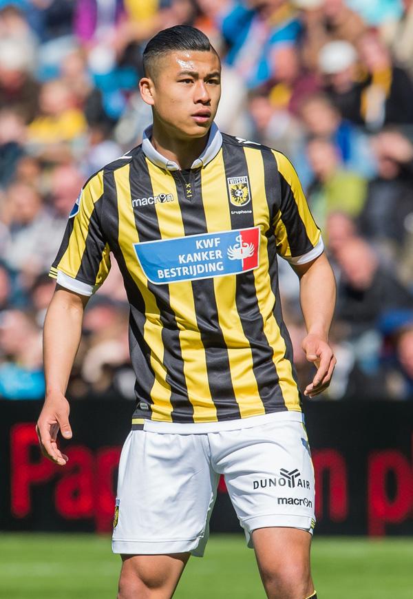 那个15年前身披红围巾的娃娃，今夜代表国足首发